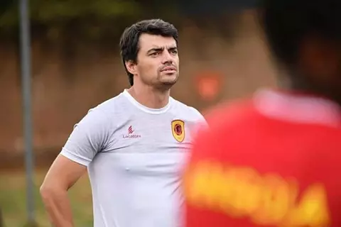 البحث عن الذهب.. مدرب أنجولا السابق يوضح ليلا كورة سبب تراجع الفريق رغم كثرة النجوم